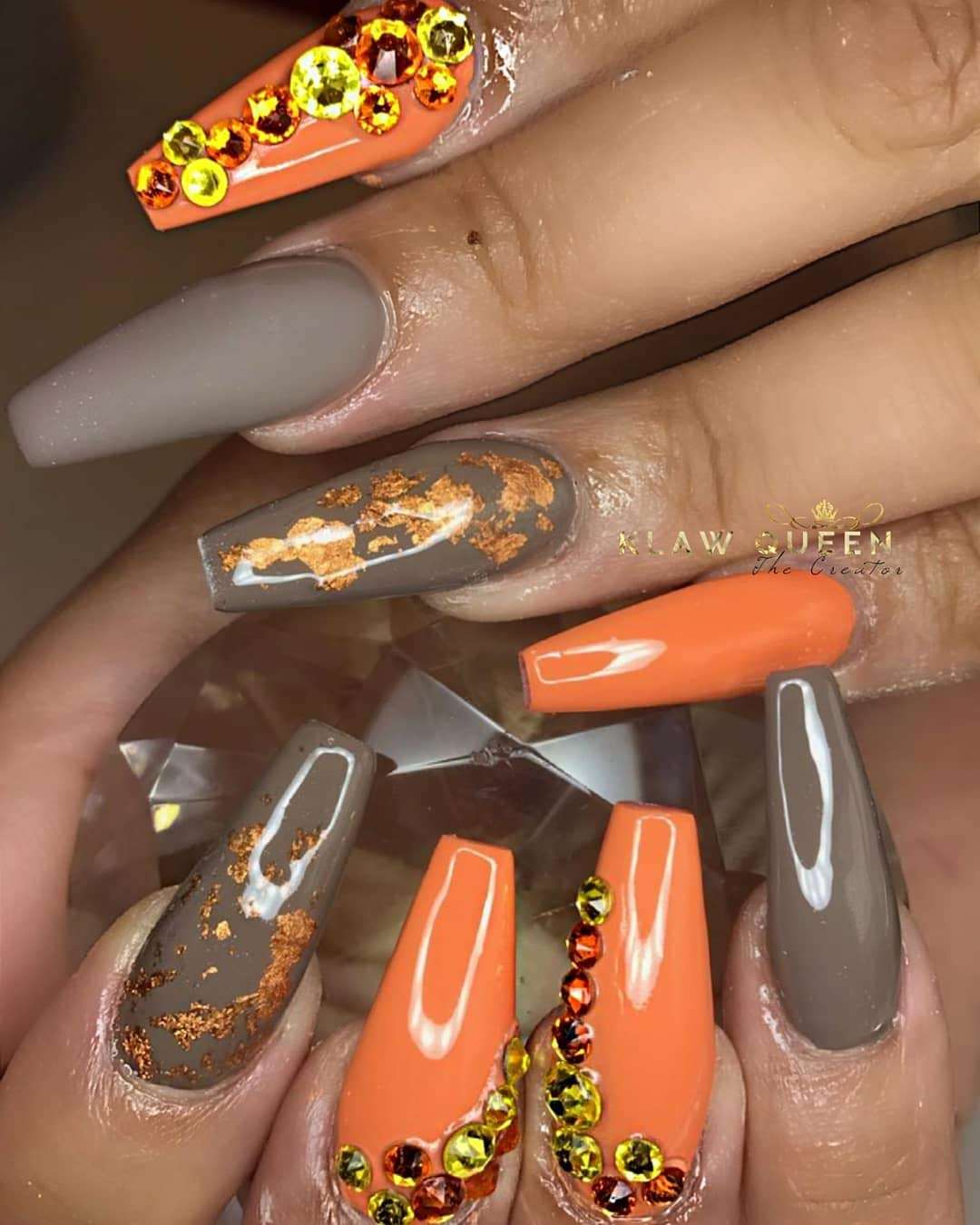 File n Style e'm Nails - Beautiful Burnt Orange with white 3d flower and  glitter designs 🎉🎉🎉🎉🌺🌺🌺🌺🌺🌺💃 | Facebook